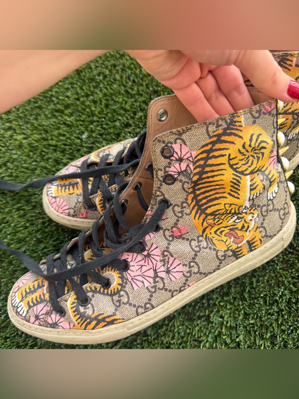 Gucci Beige GG Supreme High-Top Sneaker with Pink Floral & Tiger Motif - Picture 2 of 10